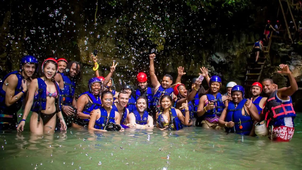 Puerto Plata: Buggy, Seilrutsche, Wasserfälle und Mittagessen-Kombination — Guided tour and outdoor activity